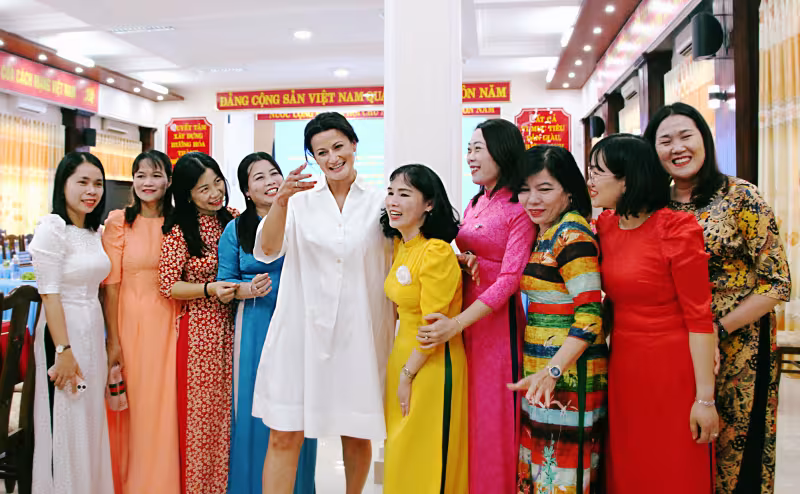 Spephanie D'hose poses in photos with Vietnamese teachers
