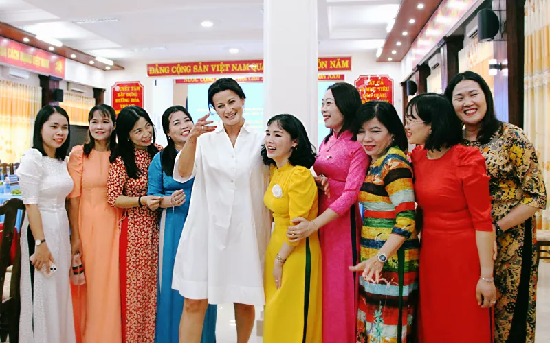 Spephanie D'hose poses in photos with Vietnamese teachers