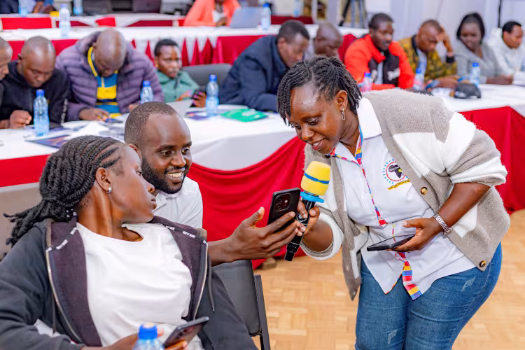 A trainer guides teachers on how to navigate the CEMASTEA eLearning App during a past training. The App is the gateway through which VVOB and CEMASTEA are offering a blended training on gender-responsive pedagogy