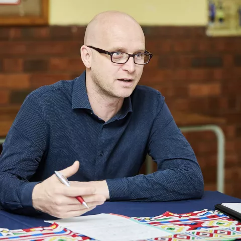 Jef Peeraer is sitting at a table, talking.